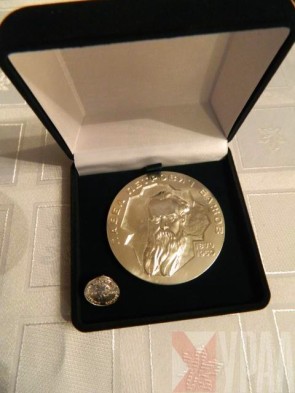 Памятная медаль и знак Бажовской премии